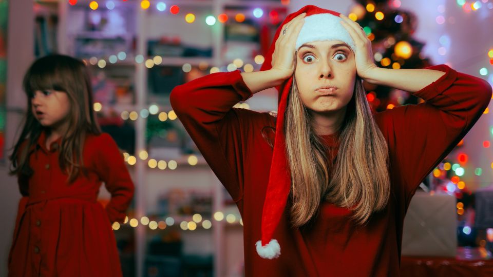 Una mujer estresada por la presión de la navidad
