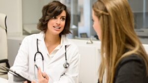 mujer hablando con su médica durante una consulta